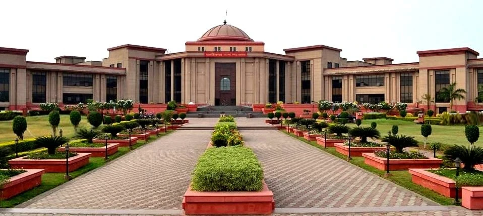 छत्तीसगढ़ हाईकोर्ट ने पति के पक्ष में तलाक का आदेश दिया, पत्नी को 5 लाख रुपये का स्थायी गुजारा भत्ता देने का निर्देश।