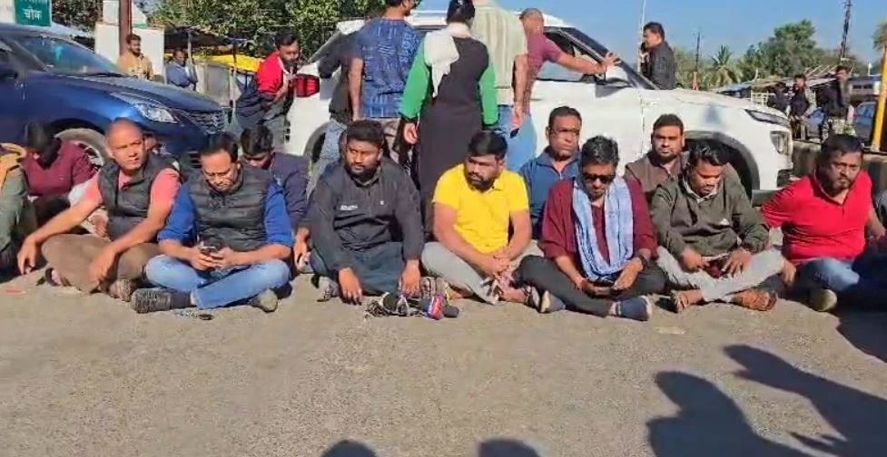 बीजापुर में मुकेश चंद्राकर की हत्या के बाद पत्रकारों द्वारा नेशनल हाइवे पर चक्काजाम किया गया।