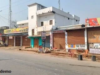 रैली में शामिल लोग बस्तर बंद के समर्थन में सड़क पर प्रदर्शन करते हुए।