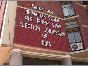 चुनाव आयोग द्वारा दिल्ली विधानसभा चुनाव की तारीखों की घोषणा की प्रेस कॉन्फ्रेंस का दृश्य।