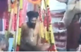 Maha Kumbh 2025: प्रयागराज में महाकुंभ का आयोजन जोरों-शोरों से चल रहा है जहां देश-विदेश से भक्त व साधु-संत पहुंचने लगे हैं। महाकुंभ में देश के कोने-कोने से नागा बाबा