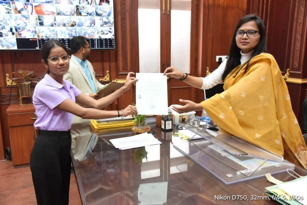 दुर्ग की कलेक्टर ऋचा प्रकाश चौधरी तीन पाकिस्तानी नागरिकों को भारतीय नागरिकता प्रमाण पत्र प्रदान करते हुए।