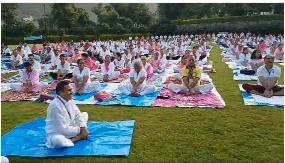 Raipur City News: हास्य योग के 25 वर्ष पूर्ण होने पर रजत जयंती के अवसर पर छत्तीसगढ़ स्वतंत्र हास्य योग महासंघ केन्द्र, रायपुर द्वारा शहर के विभिन्न स्थानों पर विगत 15-20 वर्षों से निःशुल्क