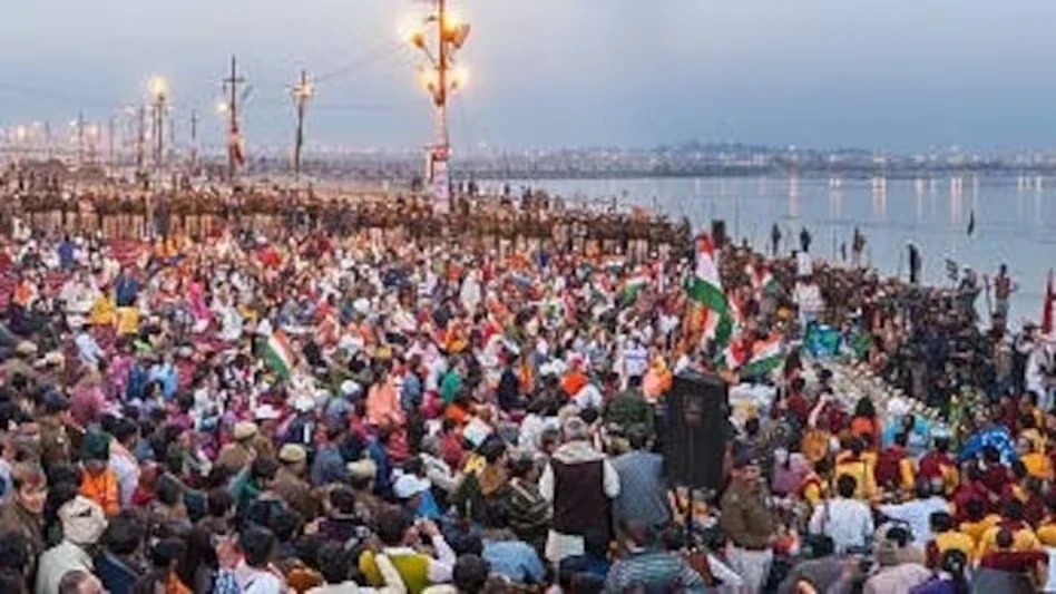 महाकुंभ मेला 2025 का आयोजन प्रयागराज में होगा, जहां गंगा स्नान से मोक्ष प्राप्ति और पापों के क्षय की मान्यता के कारण हर साल लाखों श्रद्धालु आते हैं।