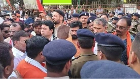 Raipur City News: रायपुर शहर के मोमिनपारा में गौमांस के लिए गौवंश की हत्या करने उसे बेचने का मामला सामने आने से सर्व हिंदू समाज गुस्से से उबल रहा है। शुक्रवार को गौ माता की