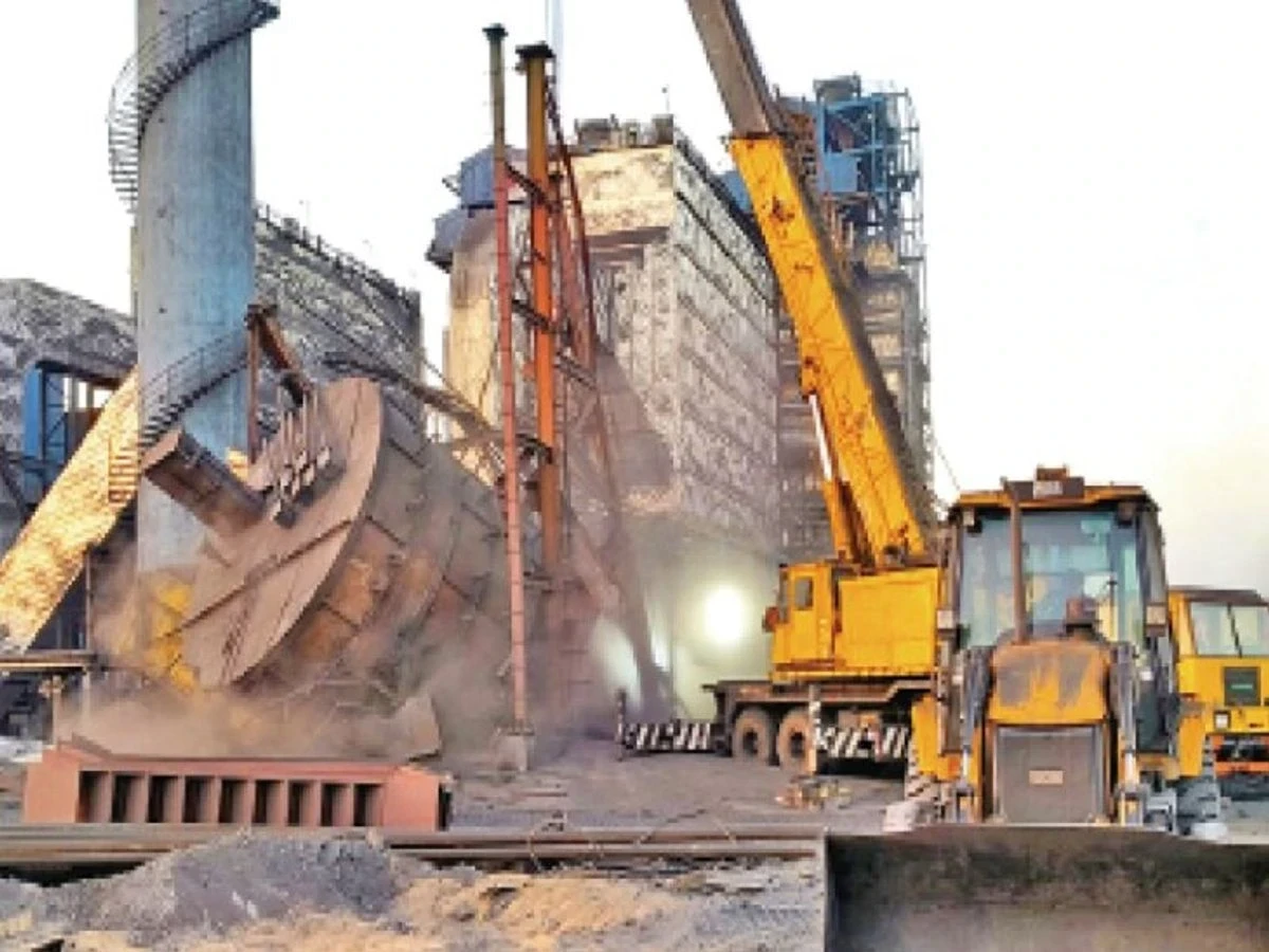 Kusum Plant Accident: 40 घंटे के रेस्क्यू ऑपरेशन के बाद साइलो हटाने में मिली सफलता, मलबे में फंसे 3 शव बरामद Kusum Plant Accident: 40 घंटे के रेस्क्यू ऑपरेशन के बाद साइलो हटाने में मिली सफलता, मलबे में फंसे 3 शव बरामद