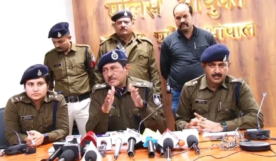 Bhopal Police recover 10 lakh rupees out of 15 lakh stolen from a collection agent in Chunabhatti; six suspects arrested.