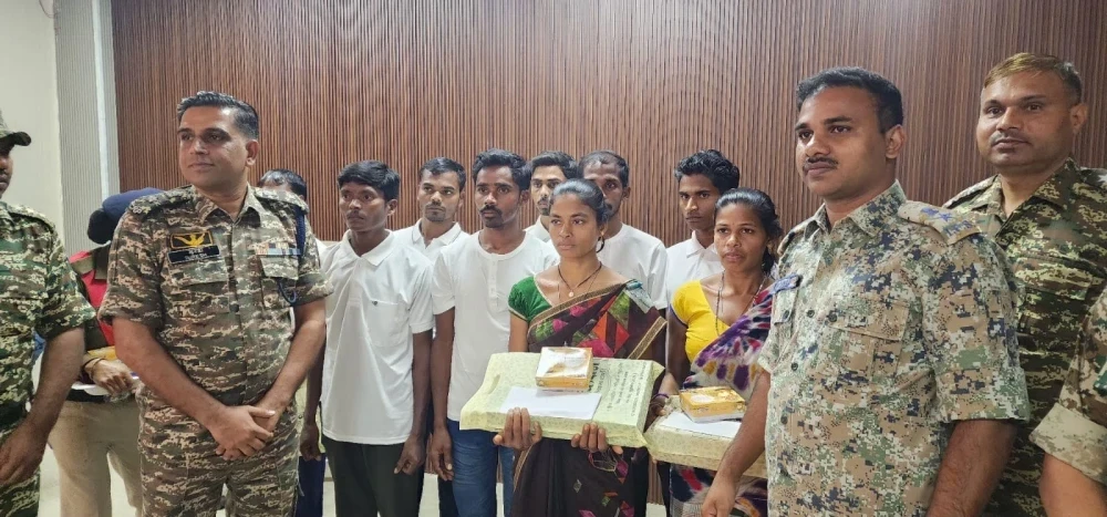 हिला नक्सली समर्पण के दौरान छत्तीसगढ़ सरकार की पुनर्वास योजना के लाभार्थी