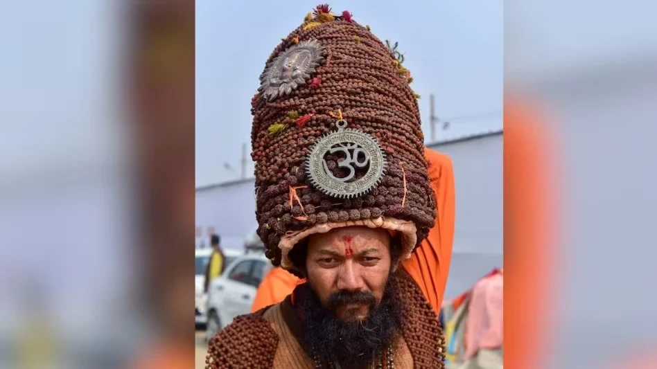 महाकुंभ 2025 में रुद्राक्ष बाबा अपनी 45 किलो वजनी रुद्राक्ष माला के साथ संगम के तट पर पहुंचे हैं। जानें उनकी साधना और महाकुंभ की खासियत।