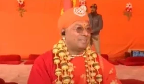 Maha Kumbh 2025: महाकुंभ में आए ये बाबा गले से उंगलियों तक छह किलो सोना पहनते हैं। हर उंगली में हीरे-पन्ने और माणिक की अंगूठी होती है। सोने से लदे ये बाबा सुर्खियां बटोर रहे हैं।