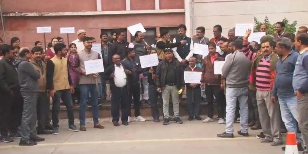 16 सूत्रीय मांगों को लेकर शासकीय कर्मचारियो का वल्लभ भवन के सामने प्रदर्शन, उग्र आंदोलन की दी चेतावनी 16 सूत्रीय मांगों को लेकर शासकीय कर्मचारियो का वल्लभ भवन के सामने प्रदर्शन, उग्र आंदोलन की दी चेतावनी