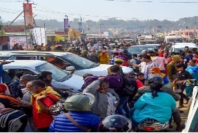 Maha Kumbh 2025: महाकुंभ 2025 में श्रद्धालुओं की सुविधा के लिए आर्टिफिशियल इंटेलिजेंस (AI) चैटबॉट का नया संस्करण लाया गया है। यह चैटबॉट तीर्थयात्रियों को उनके एक किलोमीटर के दायरे में पार्किंग, फूड कोर्ट और अस्पताल खोजने में