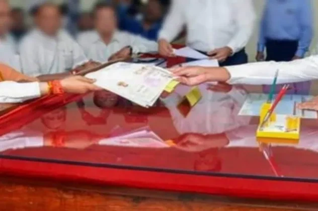 रायपुर में नगरीय निकाय चुनाव 2025 के लिए मीनल चौबे और दीप्ति दुबे नामांकन दाखिल करते हुए, साथ ही वार्ड पार्षद उम्मीदवार भी अपनी उम्मीदवारी पेश कर रहे हैं।