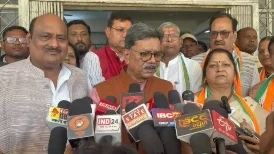 CG Politics: कोरबा कांग्रेस महापौर प्रत्याशी उषा तिवारी के नामांकन रैली में शामिल होने पहुंचे नेता प्रतिपक्ष डॉ. चरणदास महंत का नगरीय निकाय चुनाव को लेकर बड़ा बयान सामने आया। मीडिया से बातचीत करते हुए उन्होंने कहा कि राज्य में कुल 10 नगर निगम