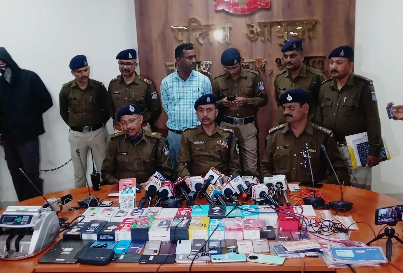 भोपाल में बैठकर जूम कार ऐप्स से ठगी कर रहे थे पांच बदमाश, लग्जरी कारों के साथ ढाई करोड़ का माल जप्त