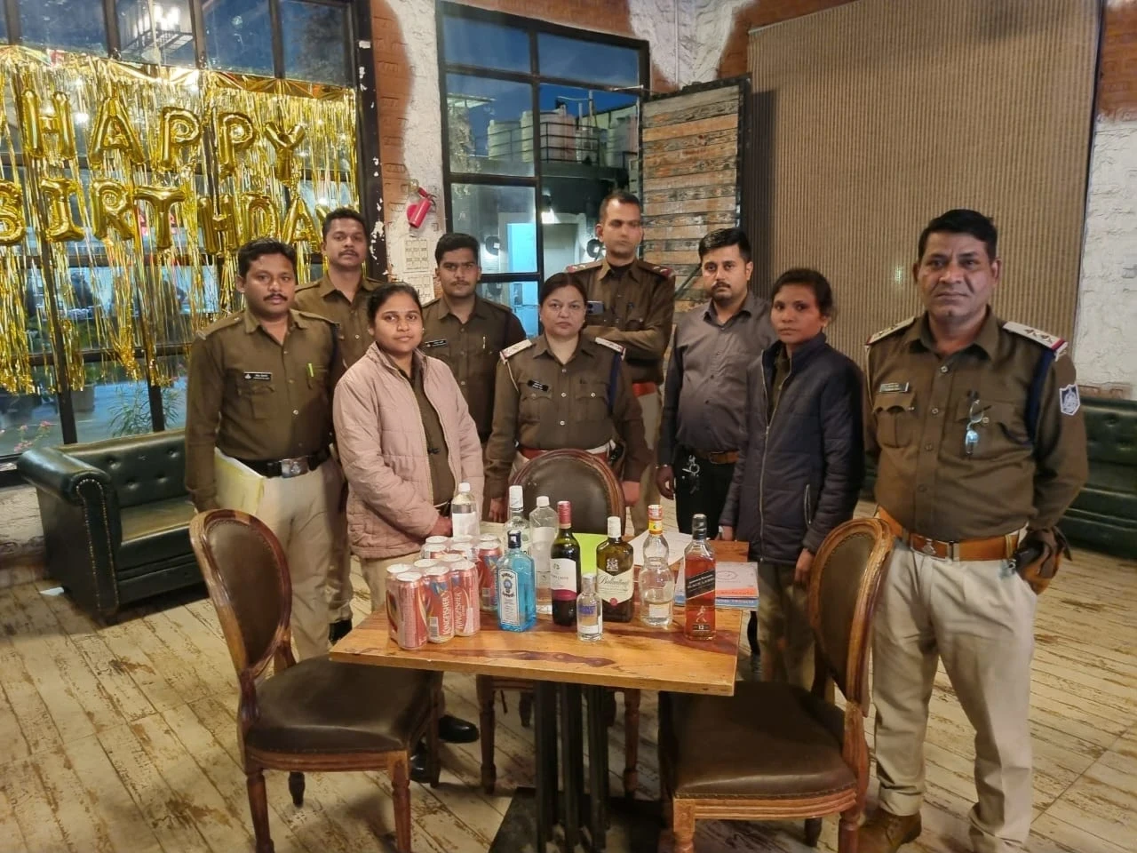 भोपाल में आबकारी विभाग की छापेमारी के दौरान जब्त की गई शराब की बोतलें।