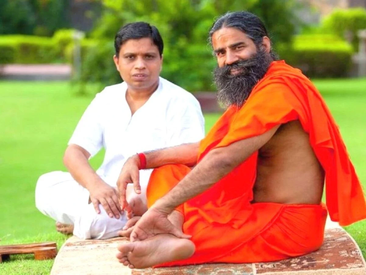 बाबा रामदेव और आचार्य बालकृष्ण के खिलाफ केरल कोर्ट द्वारा जारी गैर-जमानती वारंट।