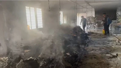 CG News : डेनेक्स गारमेंट फैक्ट्री में भीषण आग, करोड़ों का नुकसान, सिलाई मशीनें और सामान जलकर खाक... CG News : डेनेक्स गारमेंट फैक्ट्री में भीषण आग, करोड़ों का नुकसान, सिलाई मशीनें और सामान जलकर खाक...