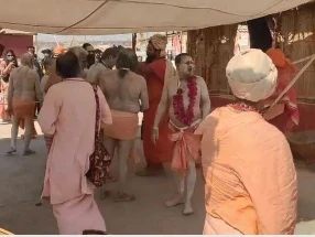 Prayagraj Mahakumbh 2025: प्रयागराज महाकुंभ मेले का आकर्षण और सनातन परांपरा की अगुवाई करने वाले शैव अखाड़े अब तीर्थराज प्रयाग से विदा लेकर अपने अलग गंतव्य की तरफ कूच कर रहे है। कुंभ से विदाई से पहले अखाड़ों ने अपने विधि-विधान के साथ इष्टदेव की पूजा