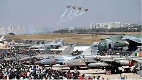 Aero India Show 2025: बेंगलुरु में येलहंका एयरफोर्स स्टेशन में सोमवार से शुरू हो रहे एयरो इंडिया में पहली बार रूस का सुखोई-57 (Su-57) फाइटर एयरक्राफ्ट भी शामिल हो रहा है। ऐसा पहली बार है जब दो देश अपने पांचवीं पीढ़ी के फाइटर एयरक्राफ्ट लाए हैं।
