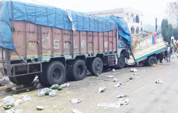 जशपुर में ट्रक ने पिकअप को मारी टक्कर