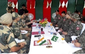 India-Pak Flag Meet: जम्मू-कश्मीर में नियंत्रण रेखा (LoC) पर बढ़ते तनाव के बीच भारत और पाकिस्तान के बीच पुंछ सेक्टर में आज फ्लैग मीटिंग हुई। यह बैठक पिछले चार वर्षों में पहली बार आयोजित की गई है, इससे पहले 2021 में आखिरी फ्लैग