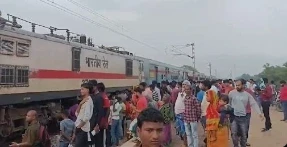 Balasore Train Acident: ओडिशा के बालासोर जिले में शनिवार (22 फरवरी) को फिर एक ट्रेन हादसा हो गया। यहां के एक एक्सप्रेस ट्रेन बिजली के खंभे से टकराने के बाद पटरी से उतर गई। हादसे में अभी किसी यात्री के हताहत होने की खबर