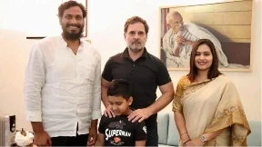 Balodabazar violence: छत्तीसगढ़ के बलौदाबाजार हिंसा मामले में सात महीने बाद जेल से रिहा हुए विधायक देवेन्द्र यादव शनिवार को दिल्ली पहुंचे। नई दिल्ली में उन्होंने अपनी पत्नी और बेटे के साथ लोकसभा के नेता प्रतिपक्ष राहुल गांधी से मुलाकात की