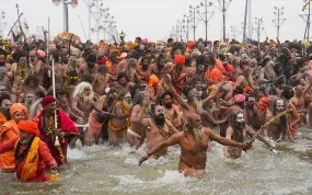 Mahakumbh 2025: महाकुंभ 2025 के 42वें दिन रविवार (23 फरवरी 2025) को श्रद्धालुओं की भारी भीड़ है। संगम नोज से लेकर पूरे मेलाक्षेत्र में तीर्थयात्रियों का तांता लगा है। प्रयागराज की सड़कों पर 25 किलोमीटर तक लंबा जाम