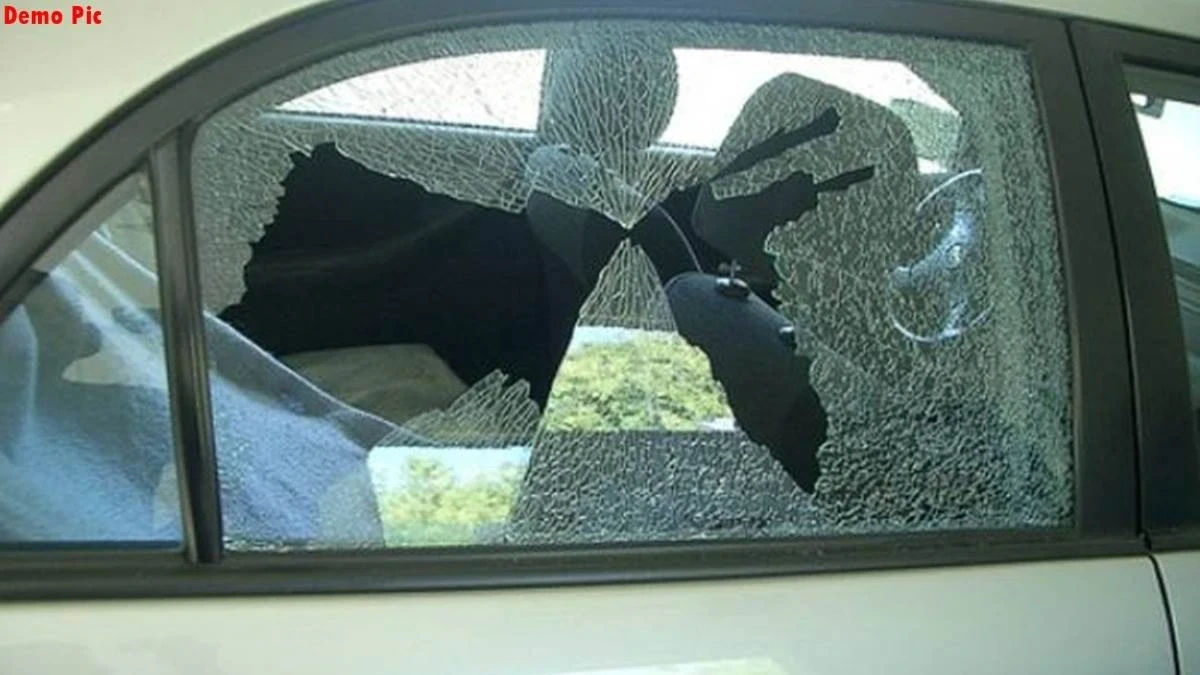 टीचर की कार के शीशे पर निशाना, पूरी क्लास सस्पेंड