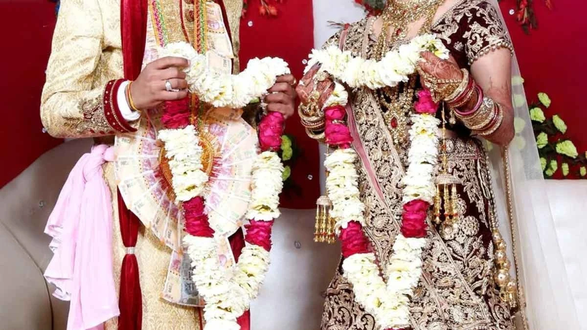 नशे में धुत दूल्हे ने दोस्त को पहनाई वरमाला