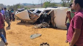 CG accident: छत्तीसगढ़ के सीतापुर में बुधवार को तेज रफ्तार ट्रक और बोलरो की भिड़ंत में मासूम समेत 4 लोगों की मौत हो गई है, वहीं 7 लोग गंभीर रूप से घायल हो गए। सभी महाशिवरात्रि पर शिव मंदिर के दर्शन कर