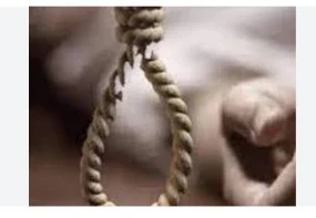 Suicide: छत्तीसगढ़ के राजनांदगांव के मोखली गांव में पत्नी के सरपंच चुनाव में हारने के बाद पति ने आत्महत्या कर ली। गुरुवार सुबह उसकी लाश गांव के बीच चौराहे पर पेड़ पर झूलते हुए मिली। युवक की मौत देखकर गांव में सनसनी फैल ग