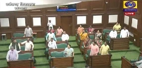 Ruckus in Chhattisgarh assembly: छत्तीसगढ़ विधानसभा बजट सत्र के चौथे दिन सदन की कार्यवाही शुरू होने के बाद विपक्ष ने हंगामा शुरू कर दिया. प्रदेश कांग्रेस अध्यक्ष दीपक बैज के घर रेकी का आरोप लगाते हुए विपक्षी दलों के विधायकों हंगामा करते हु