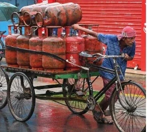 LPG Price 1 March 2025: आज यानी शनिवार 1 मार्च को एलपीजी सिलेंडर के नए रेट जारी हो गए हैं। LPG (Liquefied Petroleum Gas) के नए रेट के मुताबिक बजट के दिन मिली राहत आज छीन ली गई है। LPG Price 1 March 2025