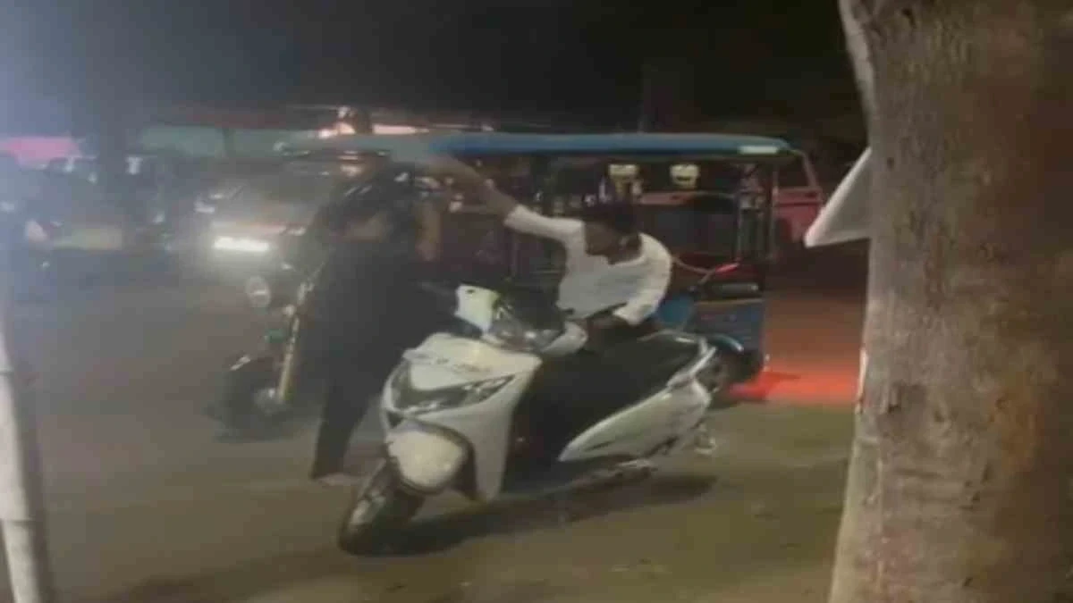 महिला ई-रिक्शा चालक से सरेआम बदसलूकी