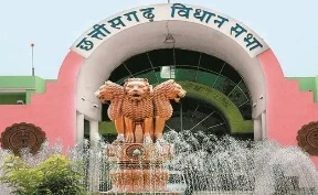CG Assembly Budget Session: छत्तीसगढ़ विधानसभा के बजट सत्र में मंगलवार को महतारी वंदन योजना पर सदन में जमकर हंगामा हुआ। इस दौरान विपक्षी विधायकों ने बुजुर्ग महिलाओं की राशि काटे जाने के मामले पर सरकार को घेरा। वहीं विपक्ष के सदस्यों