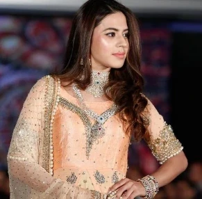 Gold smuggling: सैंडलवुड अभिनेत्री रान्या राव को केम्पेगौड़ा अंतरराष्ट्रीय हवाईअड्डे (KIA) पर राजस्व खुफिया निदेशालय (DRI) की टीम ने सोने की तस्करी के आरोप में गिरफ्तार किया। रान्या दुबई से बेंगलुरु पहुंची थीं और उनके पास 14 किलोग्राम सोने