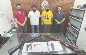 रायपुर। Raipur City Crime: राजधानी रायपुर के तेलीबांधा थाना क्षेत्र में देर रात दो पक्षों के बीच गर्लफेंड को लेकर विवाद हो गया। कार सॉल्यूशन के पास मामला इतना बड़ा एक ने हवाई फायर कर दिया।