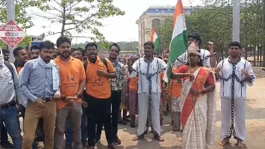 Raipur City News: राजधानी रायपुर में BEd सहायक शिक्षकों की अनिश्चितकालीन हड़ताल जारी है। रविवार को भटगांव बस स्टैंड से भगत सिंह, राजगुरु, सुखदेव की वेशभूषा के साथ रैली निकालकर अभ्यर्थी प्रदर्शन कर रहे हैं। सहायक शिक्षक पुलिस