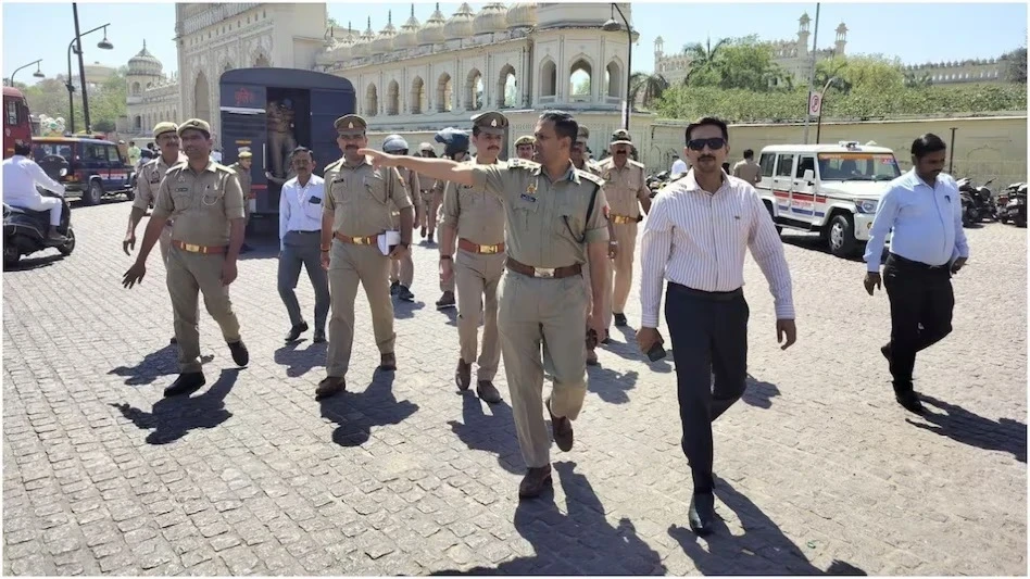 waqf-amendment-bill-protest-up-police-alert-security-in-lucknow: वक्फ संशोधन बिल को लेकर बढ़ते विरोध के बीच उत्तर प्रदेश पुलिस अलर्ट मोड में है। जुमे की नमाज को देखते हुए लखनऊ, संभल, बहराइच, मुरादाबाद, मुजफ्फरनगर