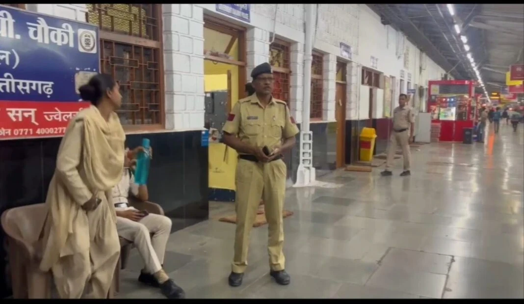Robbery in Shivnath Express: दुर्ग/रायपुर। गोंदिया से रायपुर जा रही शिवनाथ एक्सप्रेस में लाखों की चोरी की वारदात सामने आई है। ट्रेन के A-1 कोच में सफर कर रही एक बिजनेसमैन की पत्नी का कीमती पर्स चोर लेकर फरार