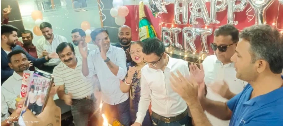 Harshit Singhania Birthday Celebration: सिंघानिया बिल्डकॉन और एशियन न्यूज़ के MD हर्षित सिंघानिया ने आज अपने जन्म दिन की शुरुआत घर में पूजा अर्चना कर रायपुर आकाशवाणी स्थित मां महाकाली मंदिर में दर्शनकर कर की।