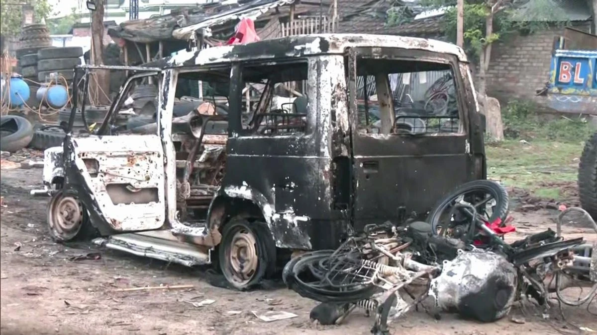 West Bengal Waqf Protests In Murshidabad: पश्चिम बंगाल के मुर्शिदाबाद जिले में वक्फ (संशोधन) अधिनियम के खिलाफ जारी प्रदर्शन से जुड़ी हिंसक झड़पों में दो लोगों की मौत हो गई। हिंसा प्रभावित शमसेरगंज क्षेत्र में