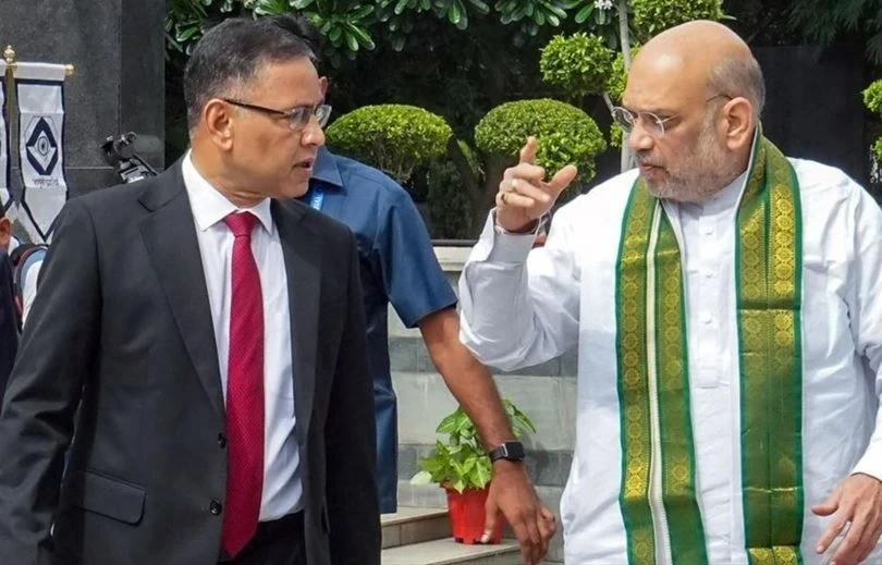 CG News: रायपुर। देश के आईबी चीफ तपन डेका मंगलवार को छत्तीसगढ़ पहुंचे हैं। उनका छत्तीसगढ़ दौरा ऐसे मौके पर हुआ है, जब देश में आतंकी हमले की गूंज के बीच छत्तीसगढ़ में देश के सबसे बड़े नक्सल ऑपरेशन की चर्चा है