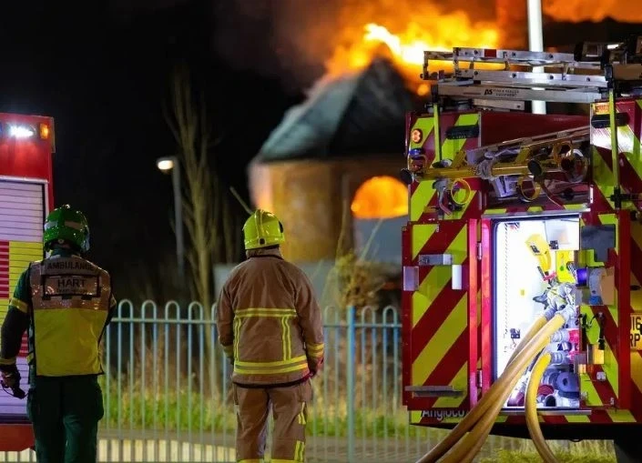 Massive fire in Hyderabad: हैदराबाद। तेलंगाना की राजधानी हैदराबाद के चारमिनार इलाके में रविवार सुबह गुलजार हाउस के पास एक बिल्डिंग में भीषण आग लगने से 8 लोगों की मौत हो गई है, जबकि दर्जनों लोग घायल हो गए हैं।