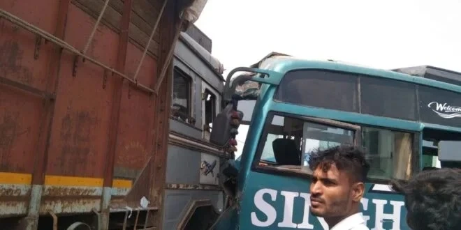 CG accident:तखतपुर/ बिलासपुर। बिलासपुर-तखतपुर मार्ग पर पथरिया मोड़ के पास रविवार सुबह एक दर्दनाक सड़क हादसा हुआ, जिसमें एक यात्री बस और ट्रक की जोरदार टक्कर हो गई। हादसे में बस में सवार 15 से ज्यादा यात्री घायल हो गए