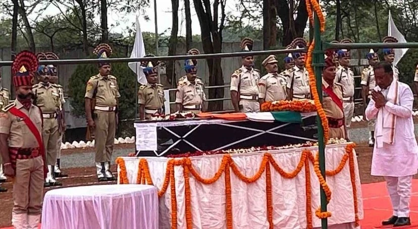 CG News: रायपुर। सुकमा और बीजापुर में नक्सल ऑपरेशन में शहीद सीआरपीएफ के जवान मेहूल भाई नंदलाल सोलंकी को मुख्यमंत्री विष्णु देव साय के साथ उप मुख्यमंत्री व गृह मंत्री विजय शर्मा ने श्रद्धांजलि दी।