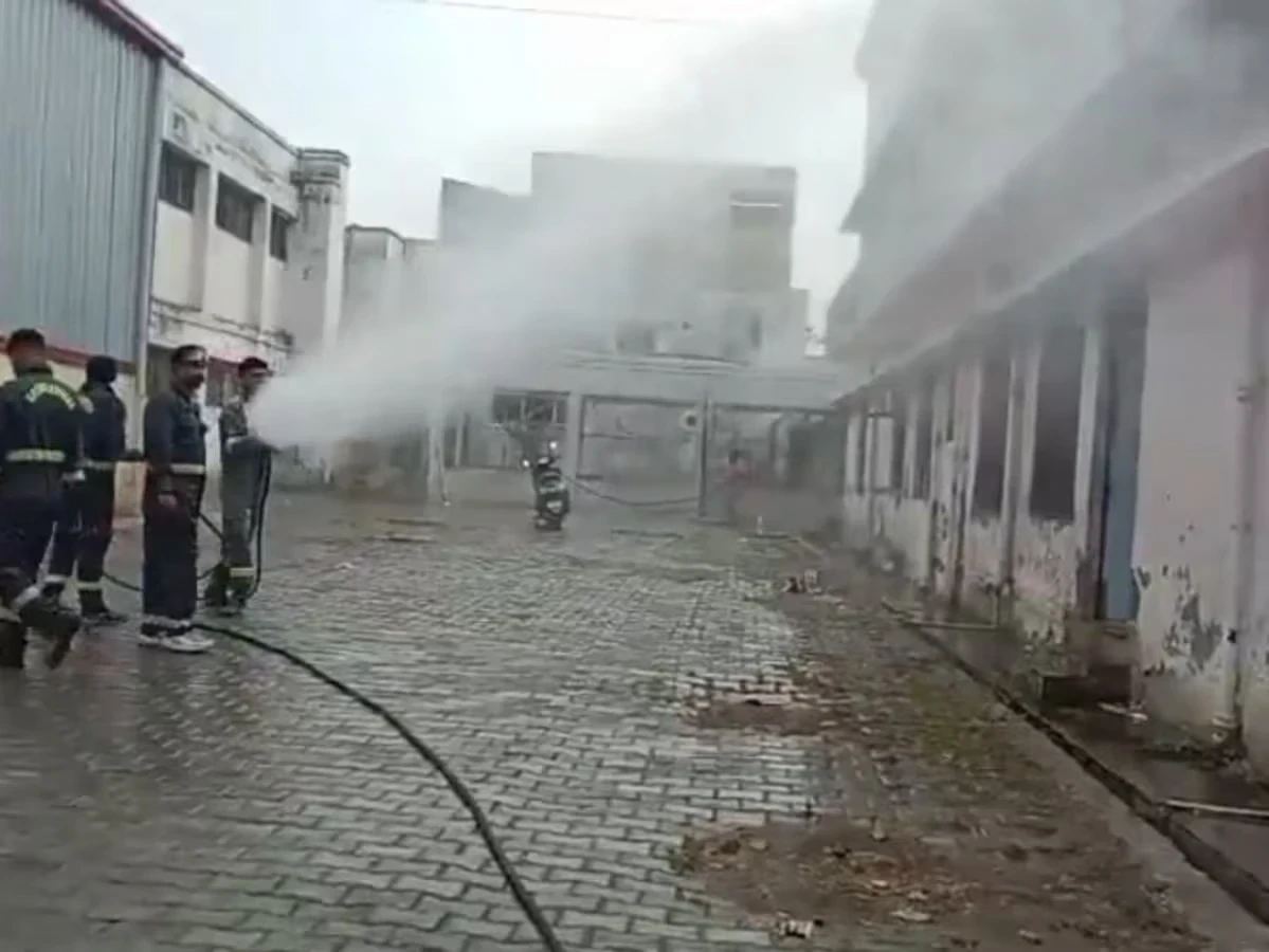 Formalin Gas Leak : मेडिकल कॉलेज में फॉर्मेलिन गैस लीक से मचा हड़कंप, भगदड़ में एक मरीज की मौत, प्रशासन ने शुरू की जांच