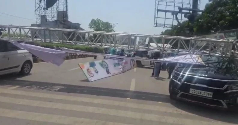 Raipur City News: Iron frame of hoarding fell at Marine Drive Chowk, two cars damaged, traffic jam